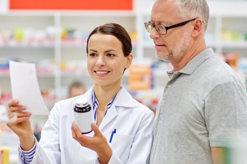 Gdy pacjent nie wymaga interwencji lekarskiej, farmaceuta może udzielić mu fachowej porady (fot. Shutterstock)