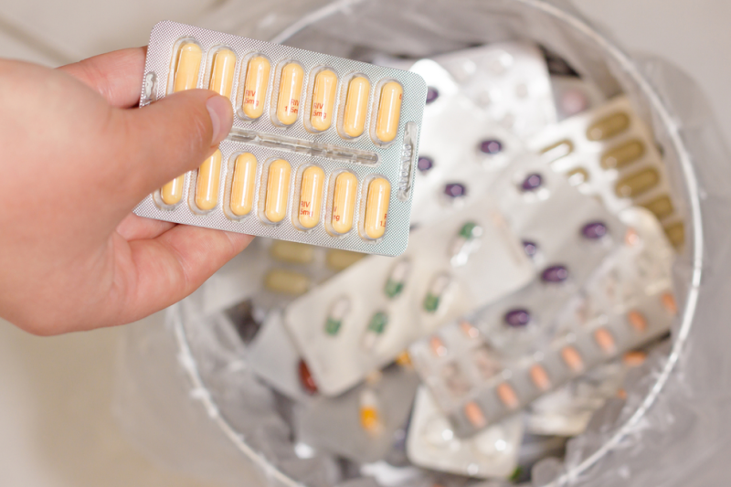 Czy farmaceuci łamią prawo umieszczając w aptekach pojemniki na przeterminowane leki?