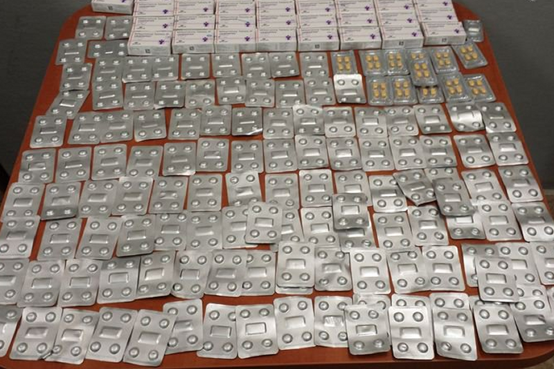 Policjanci zabezpieczyli ponad 1400 tabletek, 580 kart bankomatowych typu PrePaid