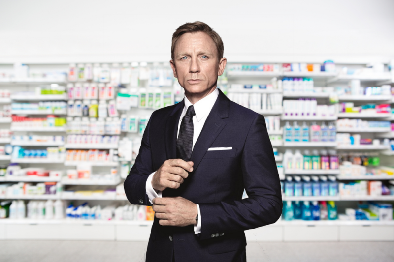 W "Casino Royale" filmowcom zarzucano błędy, m.in., że działanie toksyczne naparstnicy wystąpiło natychmiast, podanie antidotum w postaci bolusa było zbyt gwałtowne.