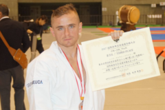 Farmaceuta na podium turnieju karate