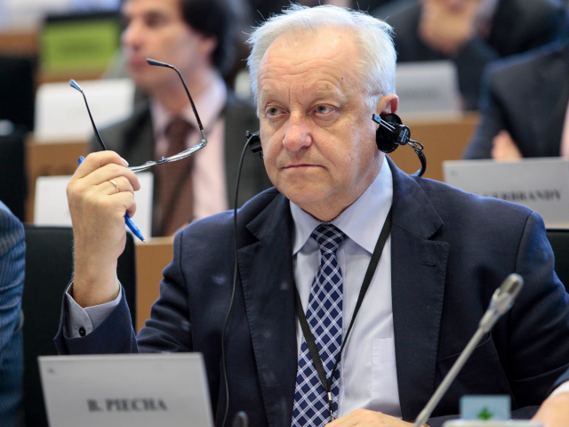 Nie wyobrażam sobie, by doszło do sytuacji, w której farmaceuta jakoś podnosi cenę lekarstwa. Nie, to nie nastąpi, bo byłoby niezgodne z prawem - mówi Piecha w Super Expressie.