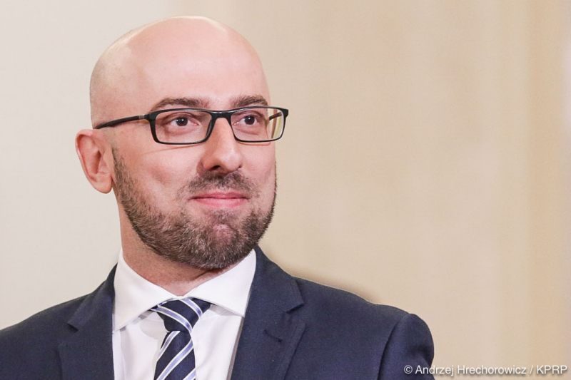 Minister Łapiński przyznał, że ustawa wprowadza pewne obostrzenia, ale - jak mówił - one wynikają "z głosów polskich aptekarzy".