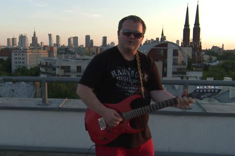 zdjęcie mężczyzny w okularach przeciwsłonecznych z gitarą elektryczną