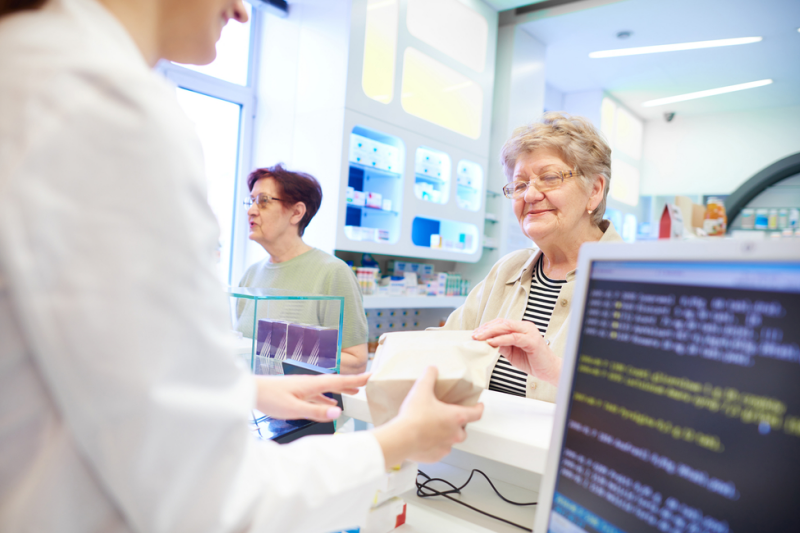 Farmaceutka obsługuje pacjentów