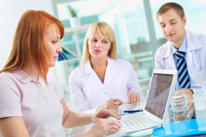 Farmaceuci pracują przy komputerze.