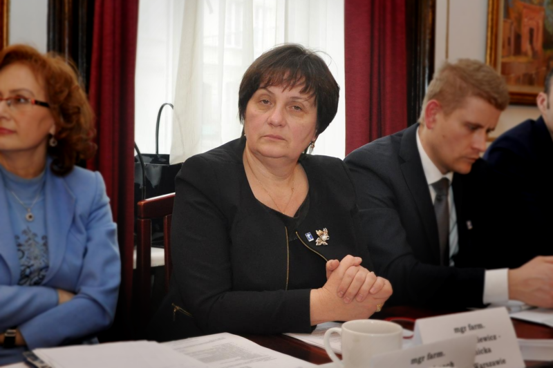 Ewa Steckiewicz-Bartnicka - konsultant wojewódzki w dziedzinie farmacji szpitalnej oraz koordynator komisji ds. farmacji szpitalnej.