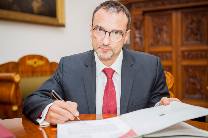 Jeżeli uszczelnimy legalną sieć dystrybucji leków, pacjenci będą mieć dostęp do bezpiecznych leków – mówi wiceminister zdrowia Marcin Czech. (fot. MZ)