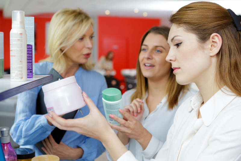 Dermokonsultacja służy tylko i wyłącznie przyciągnięciu do apteki pacjenta, który kupi dodatkowo inny produkt? (fot. Shutterstock)