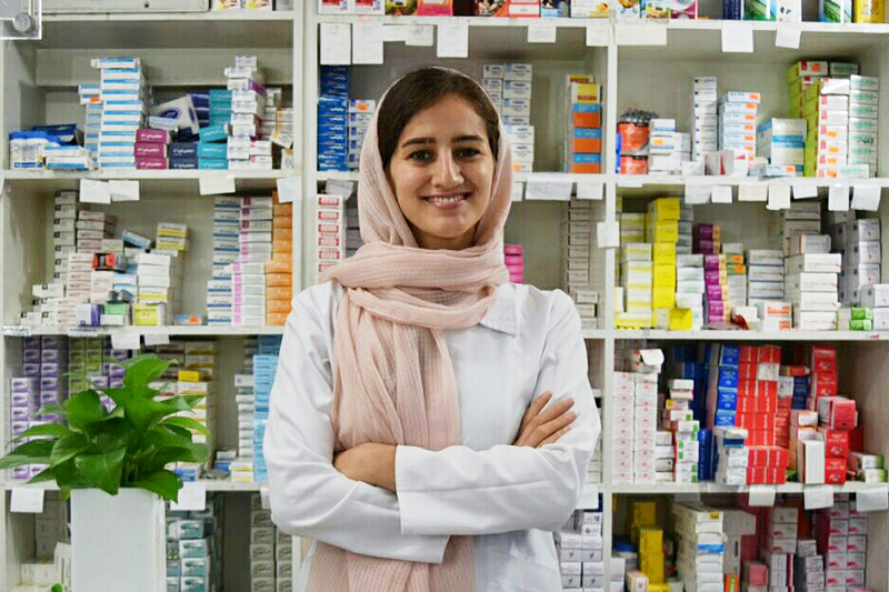Reyhaneh Shariatmadari, farmaceutka pracująca w aptece "Dr. Vosughi Pharmacy" w Teheranie. (fot. MGR.FARM)