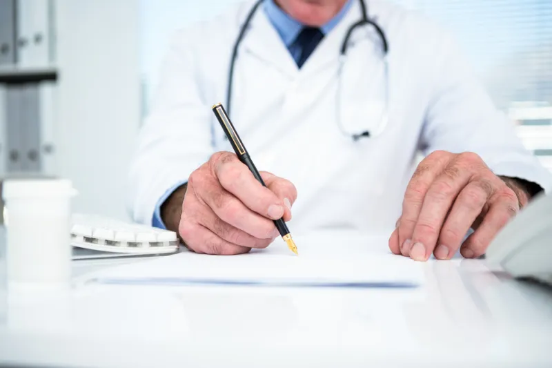 Wypisanie recepty dwoma różnymi charakterami pisma, urealnia podejrzenie co do autentyczności recepty i tym samym może skutkować odmową jej realizacji. (fot. Shutterstock)