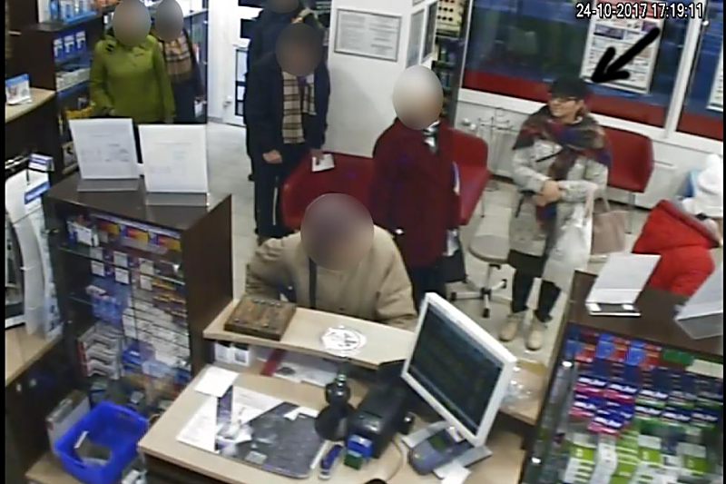 Kamery monitoringu zarejestrowały wizerunek osoby mogącej mieć związek z tym przestępstwem. (fot. mokotow.policja.waw.pl)