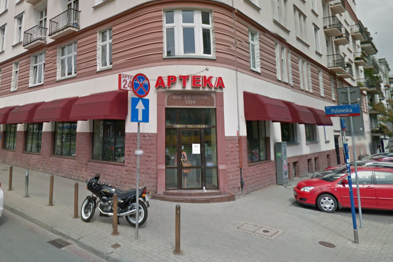 Niejasne są też przyczyny zamknięcia apteki. Początkowo twierdzono, że to efekt podwyższenia czynszu przez właściciela kamienicy. (fot. Google Street View)