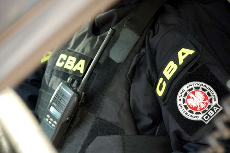 Właściciel, kierownik i pracownik apteki usłyszeli w prokuraturze  zarzuty dotyczące m.in. oszustwa i poświadczenia nieprawdy. (fot. CBA)