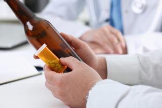 10 leków, których nie należy łączyć z alkoholem