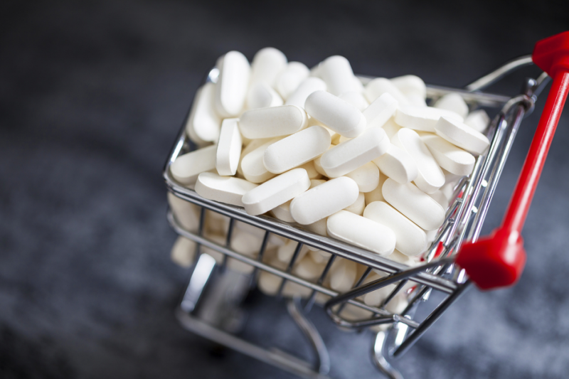 Zdaniem posła wraz z lekiem wyrzucane są też pieniądze z kasy państwowej, włożone w ten lek w postaci refundacji (fot. Shutterstock)