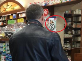 Odebrał telefon w aptece, choć przed oczami miał tę naklejkę…
