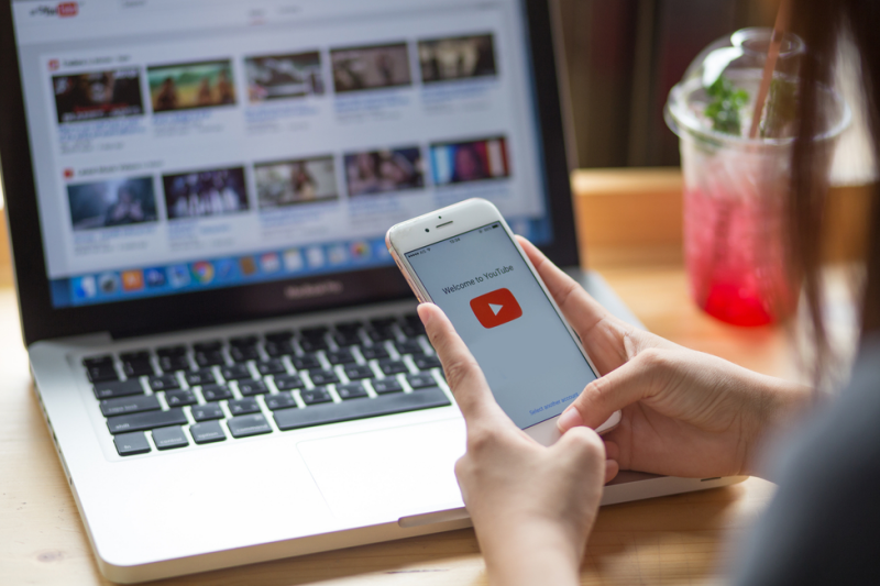 Po zakwestionowaniu przez Śląską Izbę Aptekarską treści filmu, został usunięty z kanału YouTube. (fot. Shutterstock)