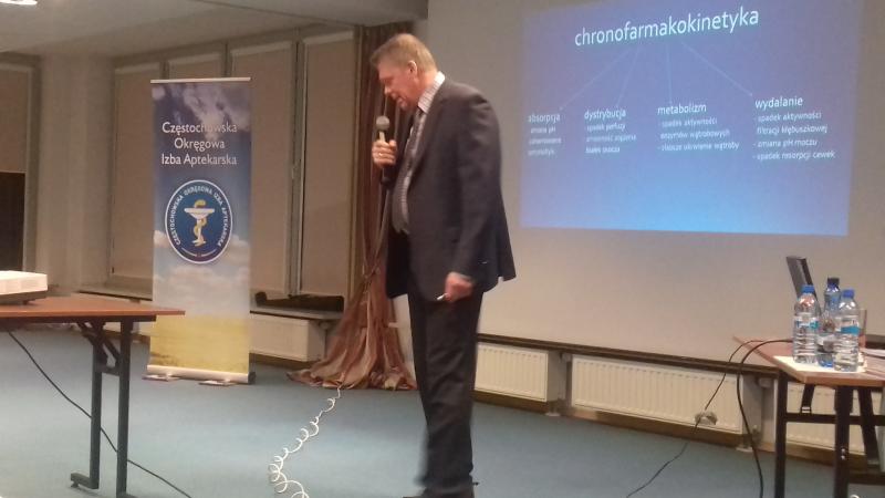 Dr n. farm. Marcin Cichoń wielokrotnie podkreślił jak istotne znaczenie przy podawaniu leków ma uwzględnienie biologicznego rytmu ludzkiego organizmu. (fot. Izabela Łysakowska)