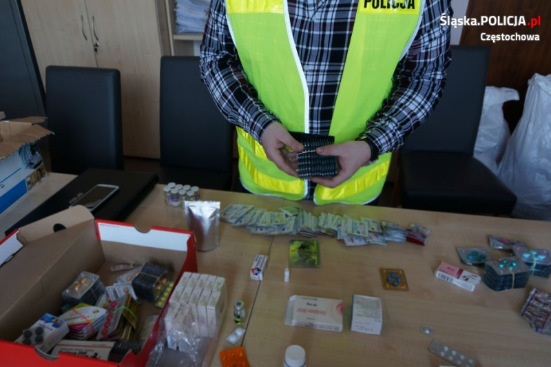 Za nielegalny obrót lekami grozi grzywna, kara ograniczenia wolności albo do 2 lat więzienia. (fot. czestochowa.slaska.policja.gov.pl)