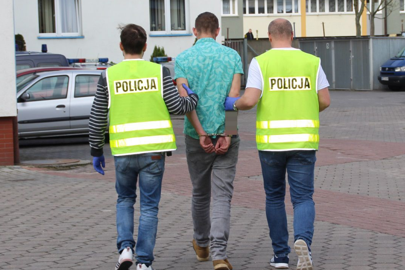 Przy współpracy z pracownikami apteki, Policjanci ustalili, że mężczyzną, który realizował receptę jest 41-letni mieszkaniec powiatu sępoleńskiego. (fot. naklo.kujawsko-pomorska.policja.gov.pl)