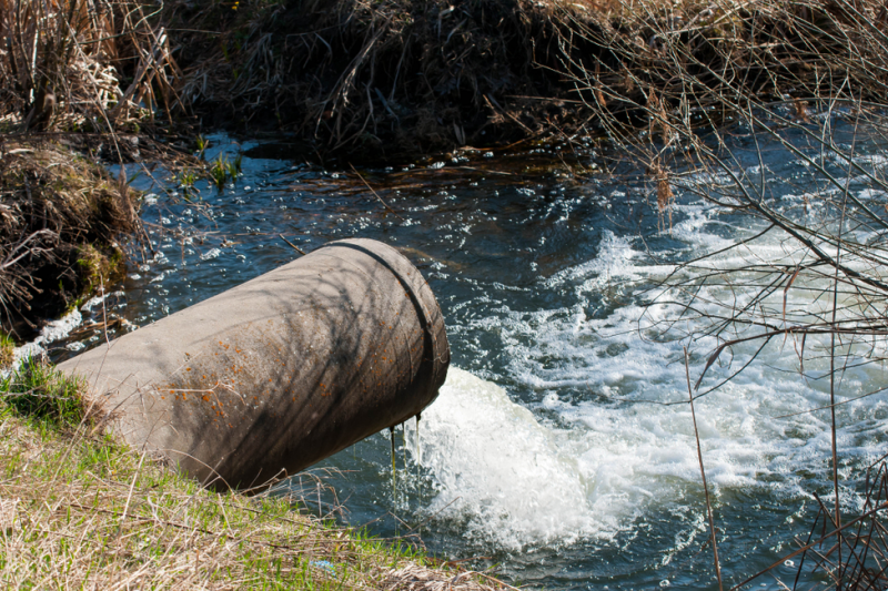 Monitoring ścieków pozostaje najbardziej miarodajną metodą, która pozwala oszacować rzeczywistą liczbę zakażeń (fot. Shutterstock)