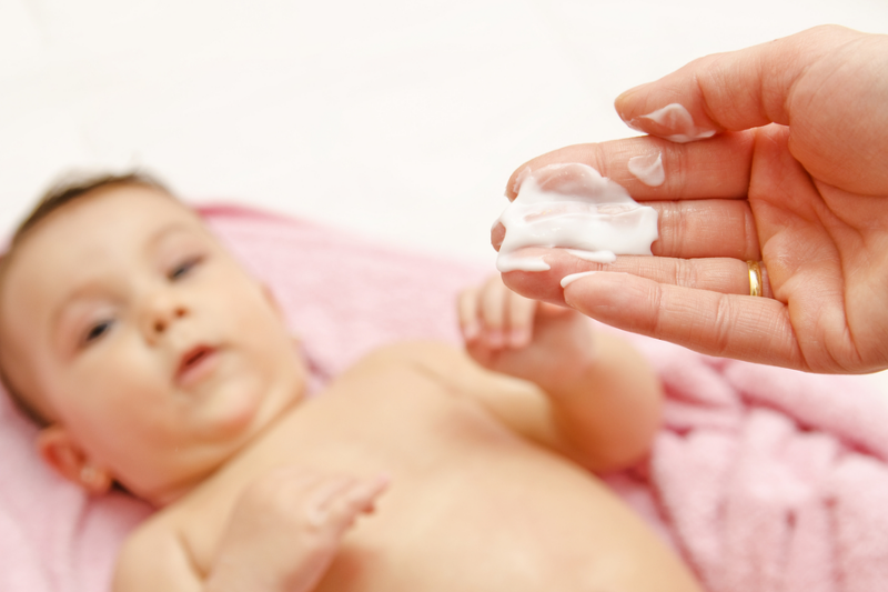 Emolienty są zalecane do stosowania dla osób dorosłych podatnych na wysuszanie skóry oraz dla dzieci i niemowląt (fot. Shutterstock).