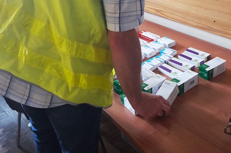 Podczas przeszukania podejrzanego, policjanci odnaleźli kilkaset tabletek silnych leków psychotropowych. (fot. lodz.policja.gov.pl)