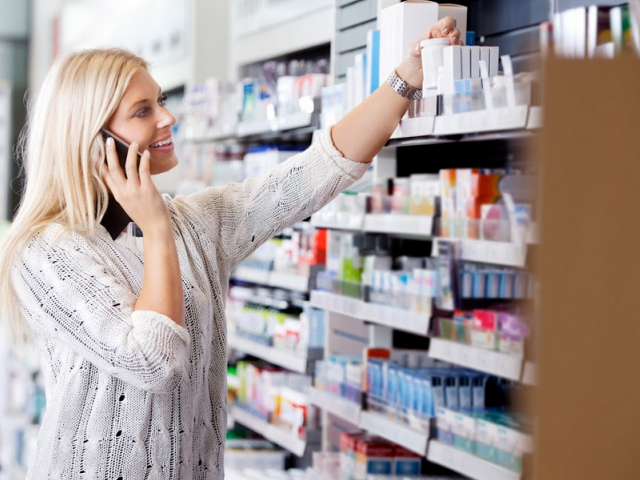Farmaceuci są zgodni, że w takich sytuacjach najbardziej zgubna jest rutyna - zarówno po stronie pracowników aptek, jak i pielęgniarek podających szczepionki (fot. Shutterstock)