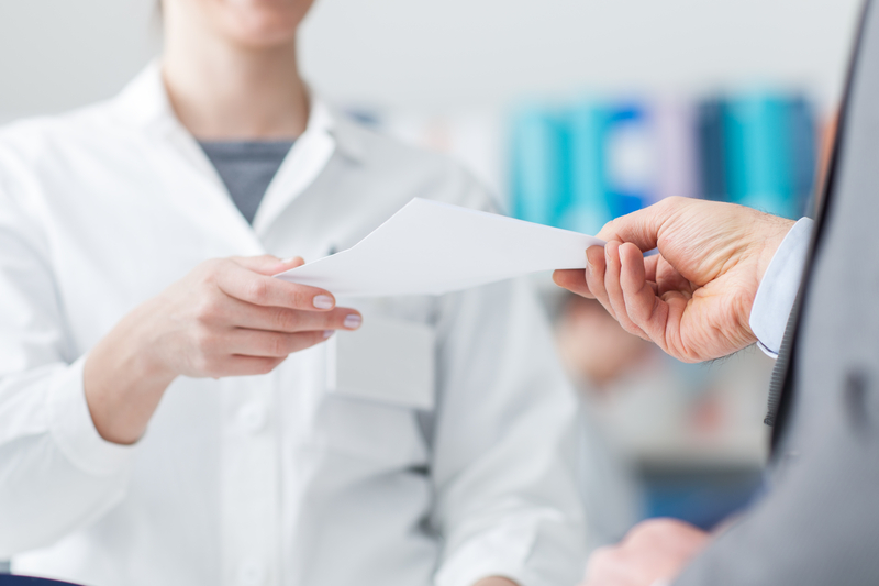 Jeśli okaże się, że produkt jest wadliwy, pacjent może poprosić farmaceutę o wypisanie recepty farmaceutycznej na odpowiednik danego leku (fot. Shutterstock)