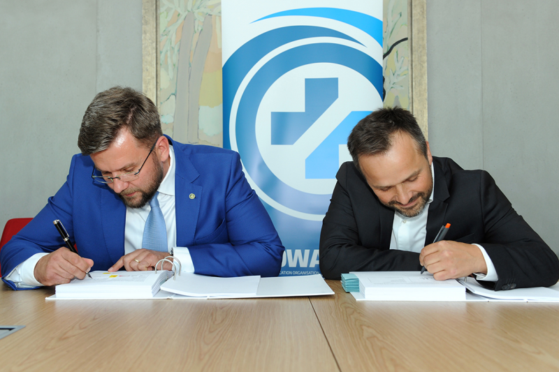 W uroczystym podpisaniu umowy towarzyszyli nam przedstawiciele organizacji zrzeszonych we władzach Fundacji oraz przedstawiciele tzw. organizacji stowarzyszonych (fot. KOWAL)