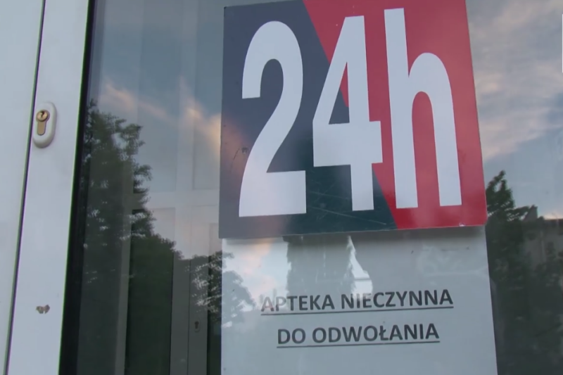 Do tej pory zdarzają się przypadki "całowania klamki" zamkniętej apteki przy Żeromskiego (fot. Shutterstock)