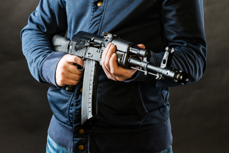 Napastnik wszedł do środka i po rosyjsku zażądał pieniędzy. Miał przy sobie atrapę wojskowego karabiny AKMS (fot. Shutterstock)