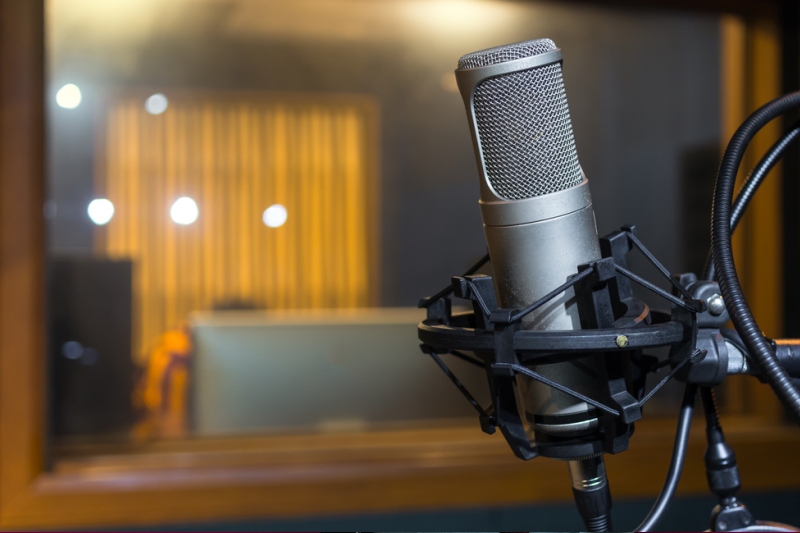 W dyskusji na antenie Radio Maryja brali udział również słuchacze, którzy dzwonili do studia. Jedna z nich dość stanowczo sprzeciwiła się tak jednoznacznej krytyce aptek sieciowych (fot. Shutterstock)