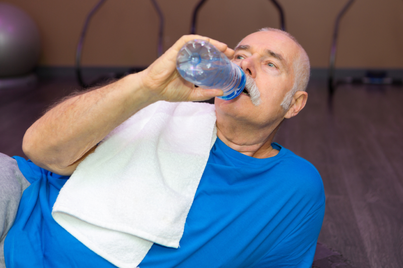 Odpowiednia ilość wody niezbędna jest do utrzymania odpowiedniego ciśnienia tętniczego, a także prawidłowej pracy serca (fot. Shutterstock)