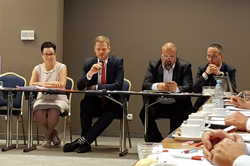Celem tego spotkania, jak twierdzi Janusz Cieszyński, było zinwentaryzowanie i spisanie wątpliwości, które mają farmaceuci. (fot. MGR.FARM)