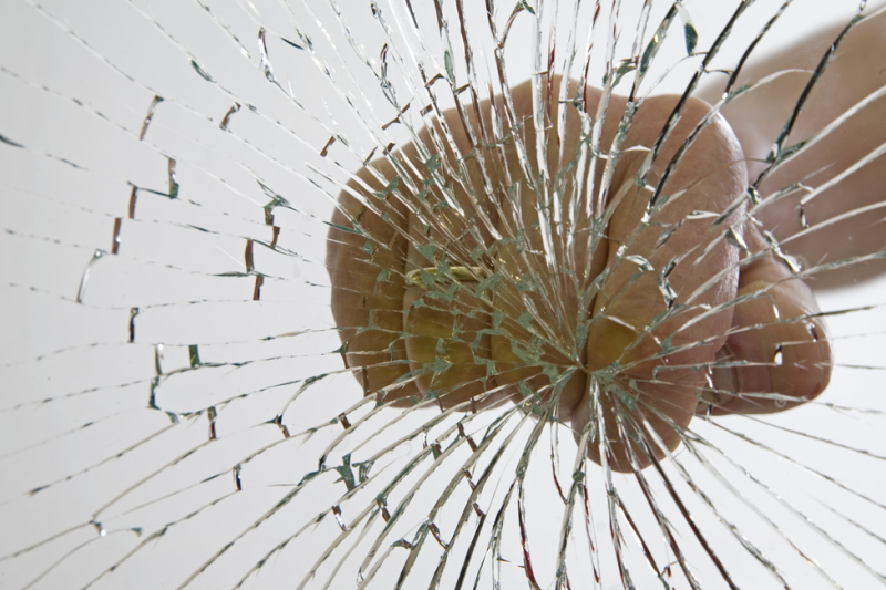 Siedemnastolatek odpowie za zniszczenie mienia przed sądem. Grodzi mu za to kara do 5 lat pozbawienia wolności. (fot. Shutterstock)