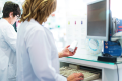 To nieludzkie kazać farmaceutkom stać przez 8 godzin. Brak krzeseł w aptekach ma podnieść sprzedaż?