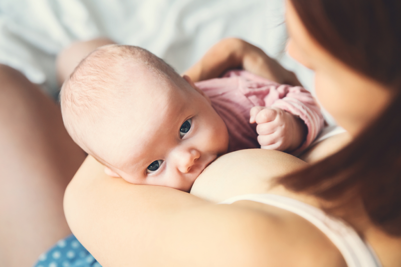 Do niedawna temat karmienia naturalnego oraz składu mleka kobiecego był niezbyt popularny w kręgach naukowych. (fot. Shutterstock)