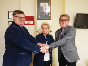 Promują szczepienia, ale nie szczepionkami z aptek?