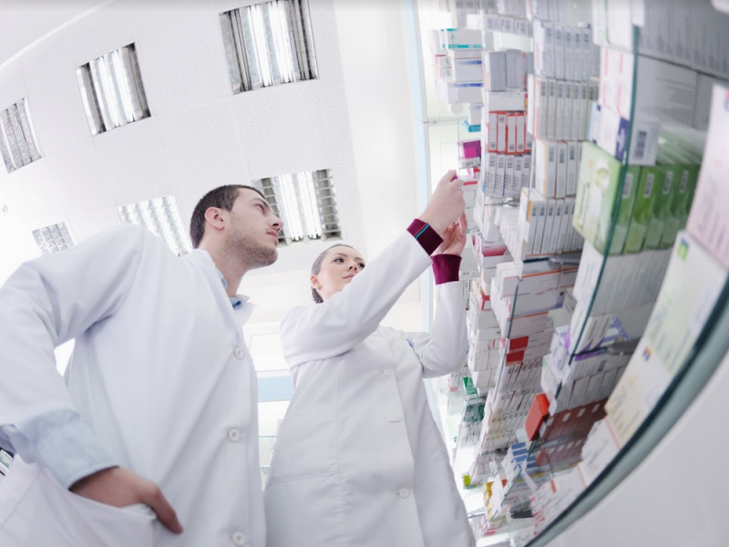 Oferowane przez apteku produkty muszą spełniać zakreślone przepisami prawa wymogi w zakresie oznakowania, a sposób ich prezentacji nie może wprowadzać konsumentów w błąd (fot. Shutterstock)