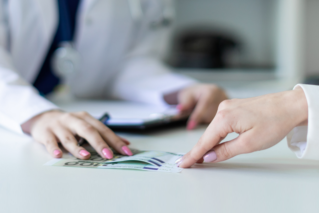 Psychiatra usłyszał zarzuty za sprzedaż leków w gabinecie. Miał też wyłudzić 7 mln zł z NFZ…