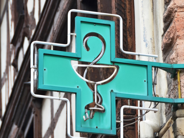 Śląski Wojewódzki Inspektor Farmaceutyczny po przeanalizowaniu sytuacji, stanowiska i uzasadnienia wnioskodawcy, nie zgodził się, że zmiana wspólnika w spółce jawnej nie wpływa na ważność wydanych zezwoleń na prowadzenie aptek ogólnodostępnych (fot. Shutterstock)