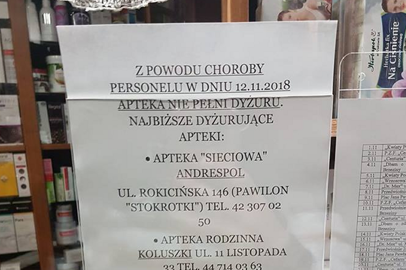 Na jednym z portali społecznościowych mieszkańcy opublikowali zdjęcie drzwi wejściowych do apteki. Z informacji tam zamieszczonej wynikało, że mimo dyżuru apteka nie pracuje z powodu „choroby personelu” (fot. Express Ilustrowany)