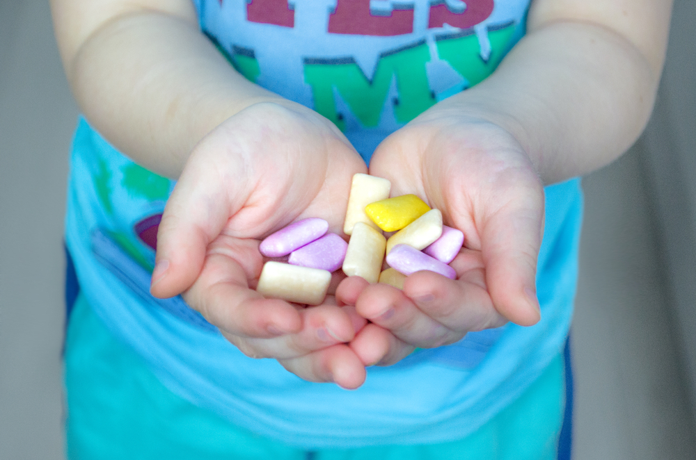 Producent zaleca podawanie dziecku nawet 6 gum dziennie. To równowartość pięciu łyżeczek cukru z tłuszczem (fot. Shutterstock)