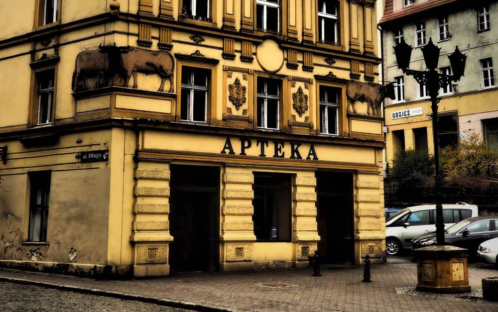 Nieprzerwanie od 6 maja 1882 r. w tym miejscu funkcjonuje apteka. Była to trzecia apteka w mieście, a jej pierwszym właścicielem był Gustaw Weber (fot. Maciej Birecki)