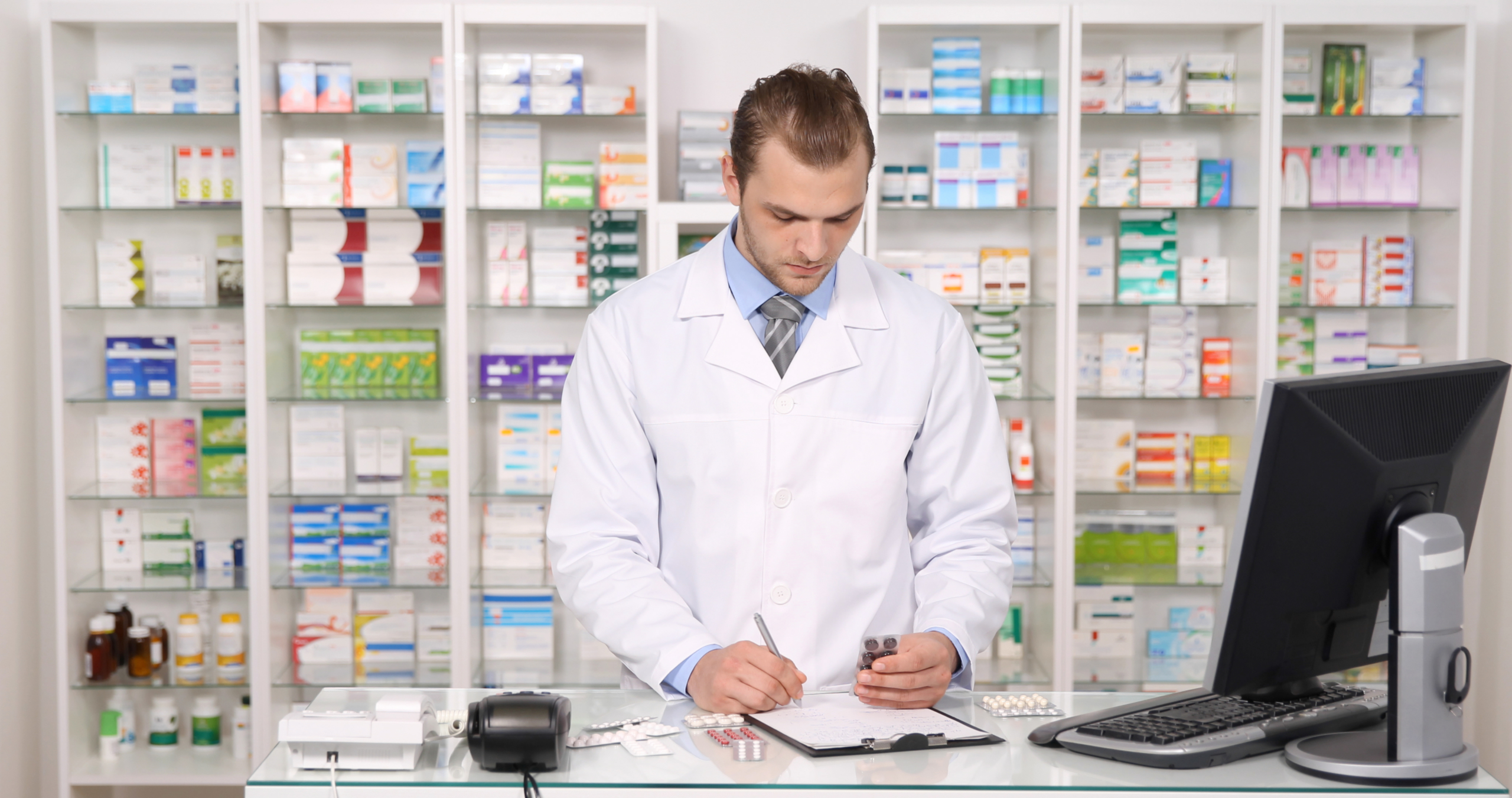 W ramach usługi wspierania pacjenta w przestrzeganiu zaleceń lekarza, farmaceuci pomagają chorym w zarządzaniu ich lekami, służą szczegółową poradą, a także regularnie kontrolują przebieg leczenia (fot. Shutterstock).