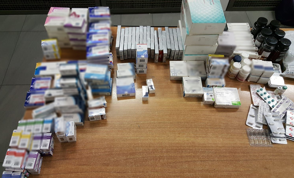 Podczas przeszukania znaleźli i zabezpieczyli 267 tabletek clonazepamu, 60 tabletek xanaxu oraz kilkadziesiąt pudełek z różnego rodzaju lekarstwami (fot. mokotow.policja.waw.pl)
