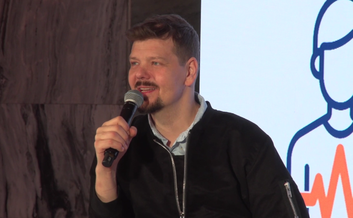 "W pewnym okresie swojego życia, poruszałem się na wózku inwalidzkim i miałem problem z wykupieniem leków" - mówił Michał Figurski (fot. newsrm.tv)