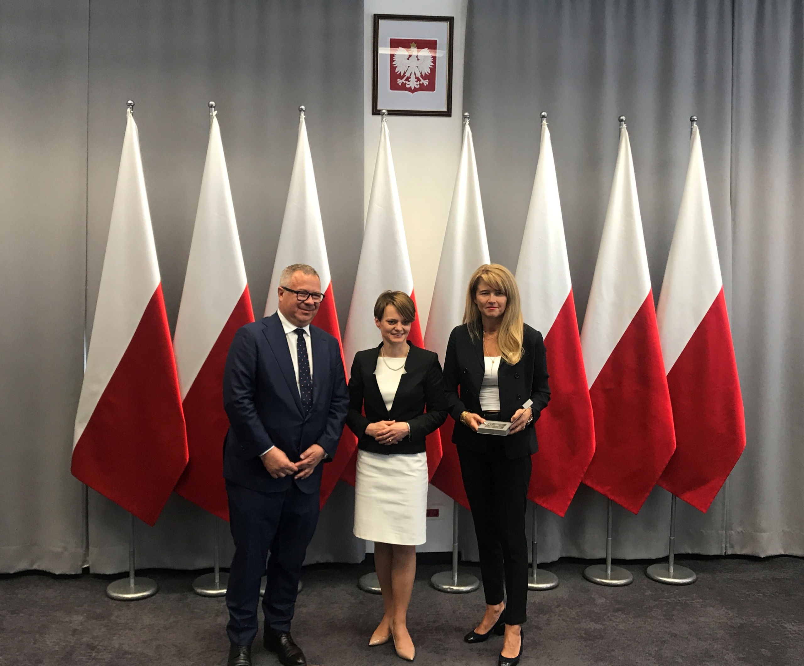 Odznaczenia w imieniu Prezesa Rady Ministrów Mateusza Morawieckiego wręczyła Minister Jadwiga Emilewicz (fot. Adamed)